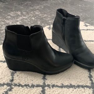 Clark’s wedge bootie in great condition. Size 6.5 cushion insole. 2 inch wedge.